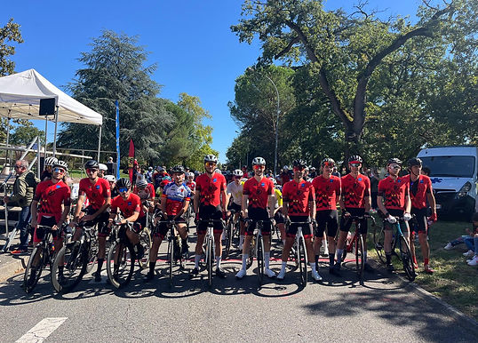 Coureurs de la Team Course du Balma Olympique Cyclisme alignés au départ d'une course