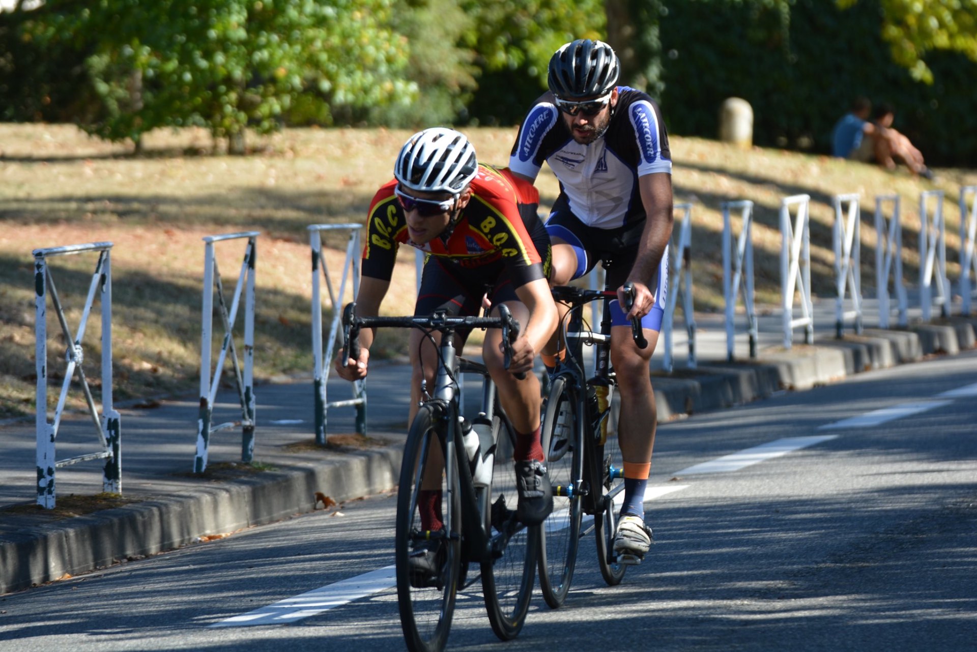 Coureur du BOC en tête d'une échappée à deux dans un virage