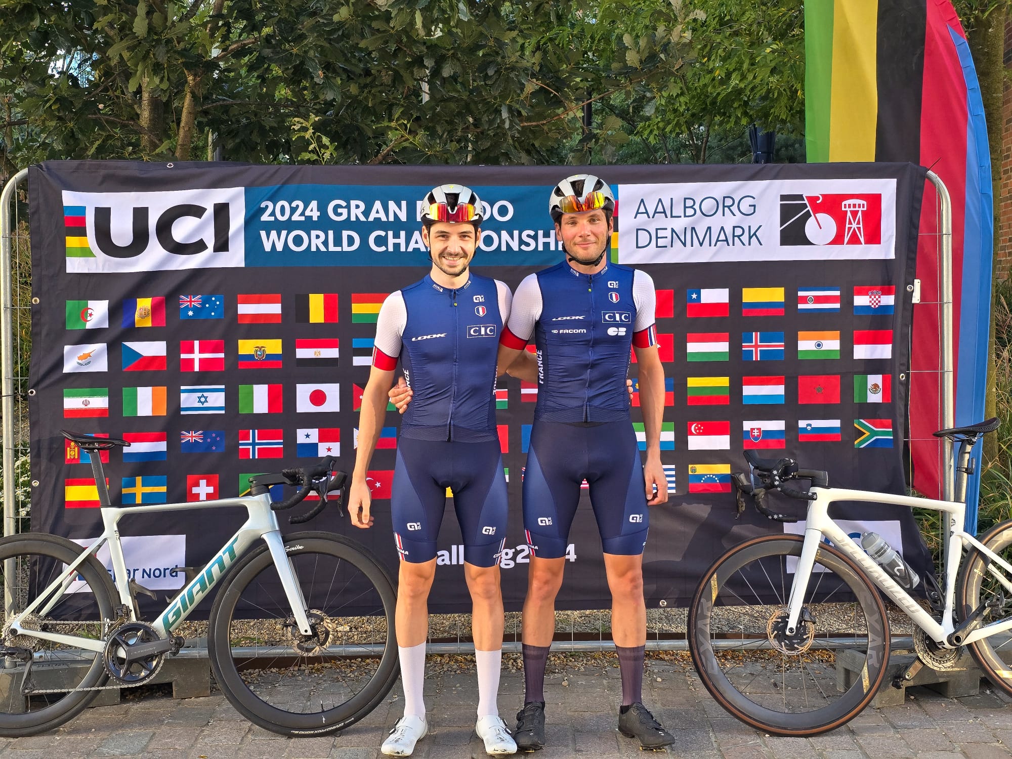 Les deux coureurs du BOC en tenue de l'équipe de France pour le mondial UCI