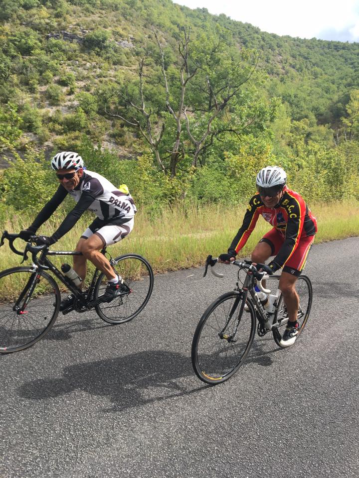 Deux cyclistes du BOC à l'attaque d'une montée dans les gorges de la Montagne Noire