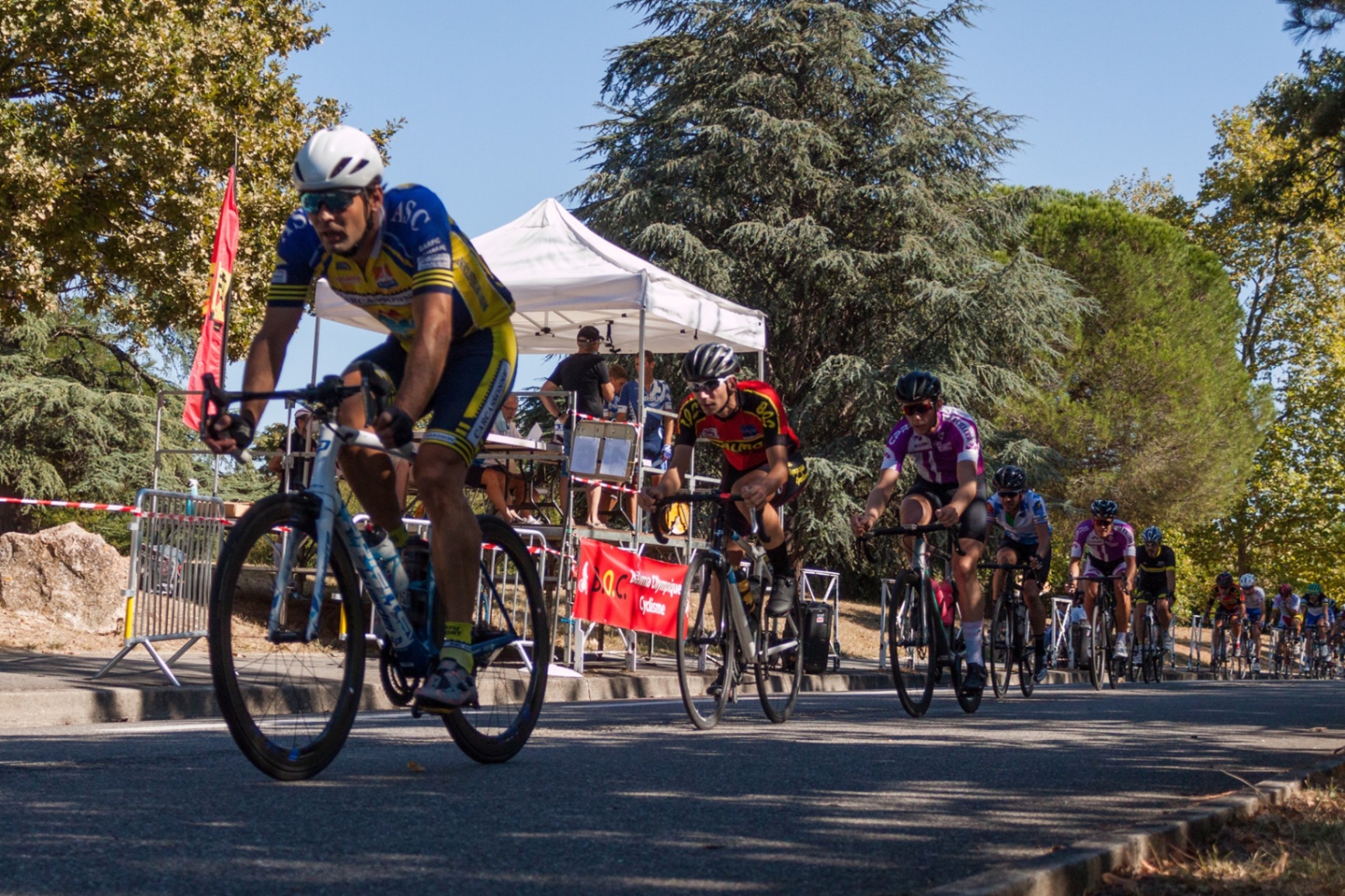 Peloton passant devant la tente de chronométrage lors de la course de Balma