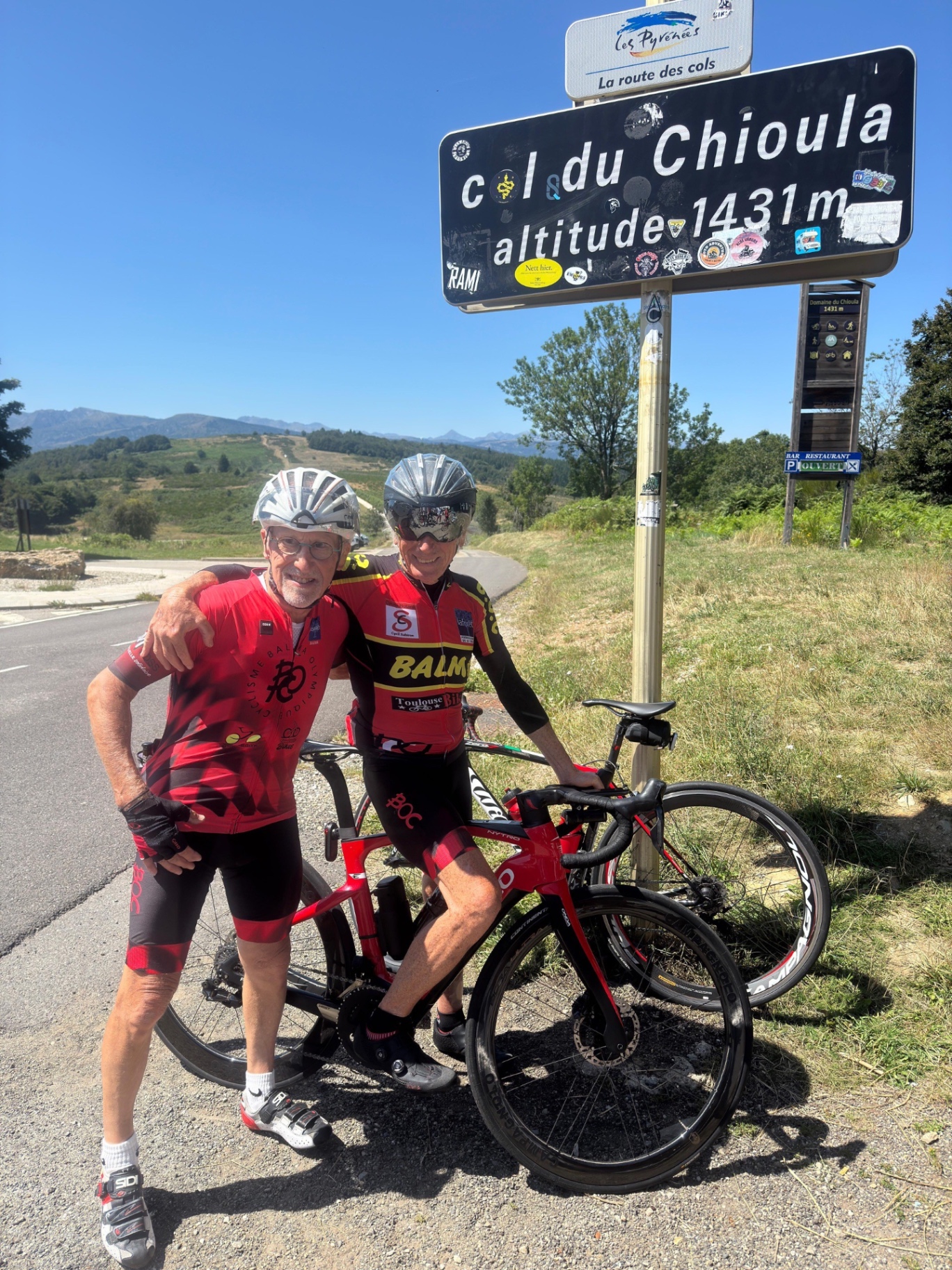 Deux piliers de la Team Anciens du BOC posant avec leurs vélos au sommet du col du Chioula (1431 m)