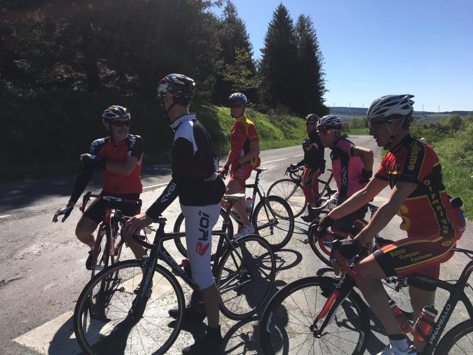 Groupe du BOC en pause au bord de la route lors d'une sortie en altitude