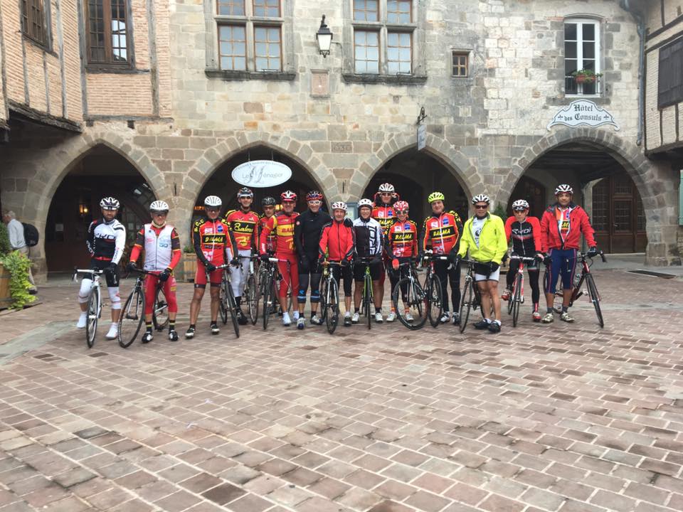 Le groupe du BOC posant sous les arcades d'une place de village médiéval