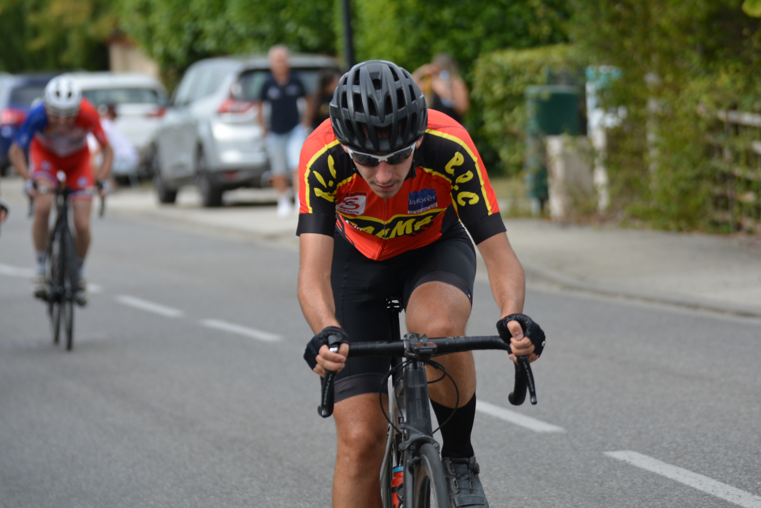 Peloton du Balma Olympique Cyclisme sur une route de campagne